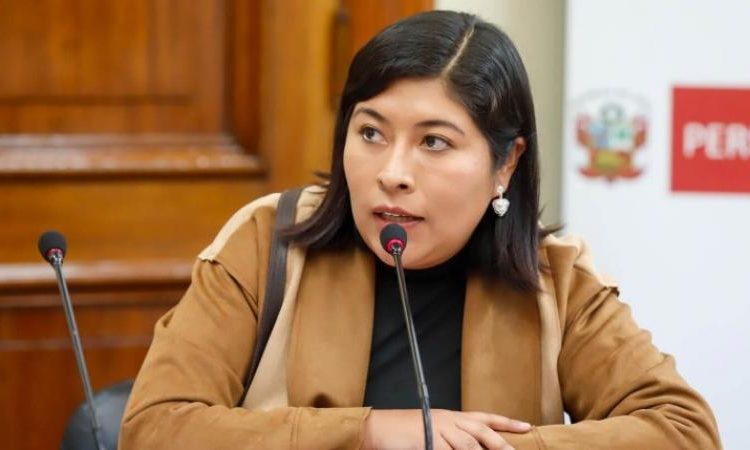 El Gobierno de Perú evalúa si concede el salvoconducto a Betssy Chávez tras su asilo en la embajada de México en Lima