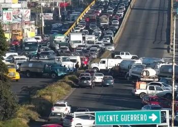 Bloqueo en la autopista México-Querétaro suma seis horas y 30 kilómetros de autos varados