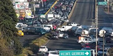 Bloqueo en la autopista México-Querétaro suma seis horas y 30 kilómetros de autos varados