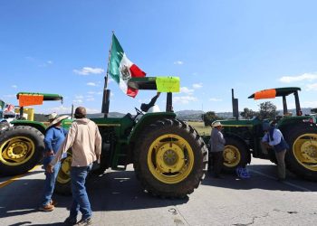 Transportistas y productores levantan bloqueo tras mesa de diálogo con Segob