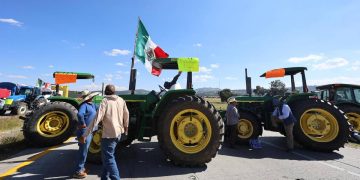 Transportistas y productores levantan bloqueo tras mesa de diálogo con Segob