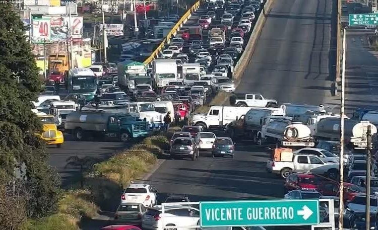 Autos varados en los bloqueos de la Autopista México-Querétaro, provocados por manifestantes del Edomex