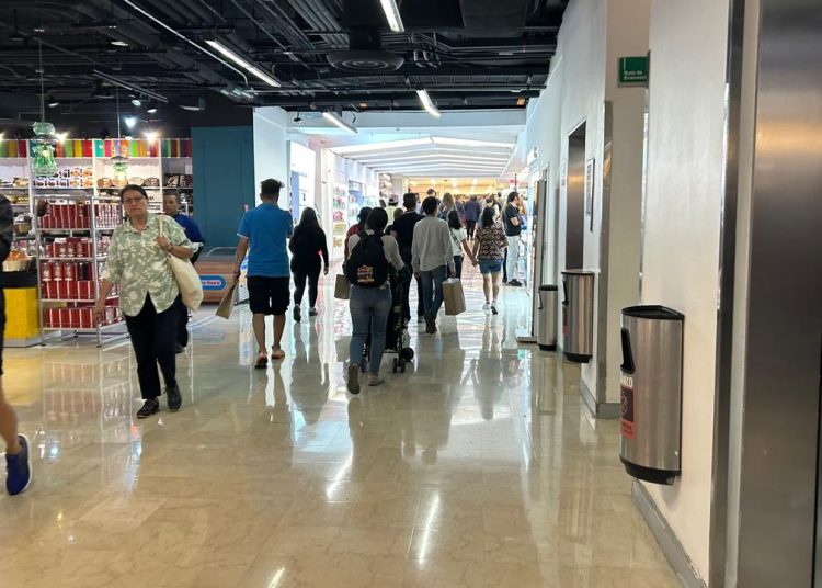 Consumidores aprovechan las ofertas de El Buen Fin 2025 en centros comerciales