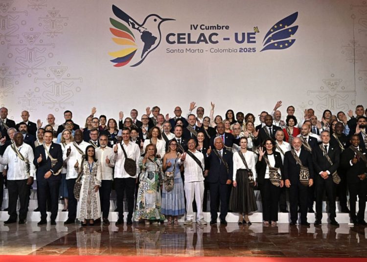 Mandatarios en la IV Cumbre CELAC-UE en Santa Marta durante el ritual del mamo arhuaco