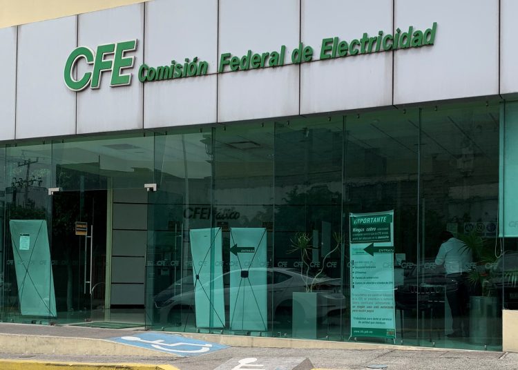Usuarios alertan sobre avisos apócrifos de CFE que buscan extorsionar con multas falsas. EFE
