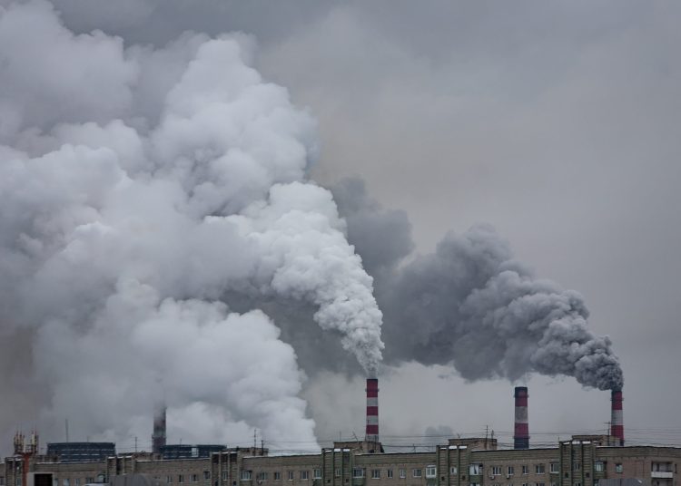 Vista aérea de una planta industrial europea con emisiones