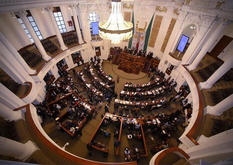 Legisladores guardan minuto de silencio por Carlos Manzo y víctimas de Hermosillo