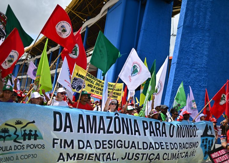 Activistas entregan carta a la COP30 en Belém con exigencias ambientales y sociales. EFE/Andre Borges