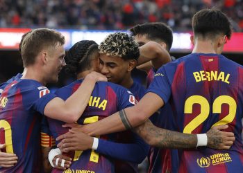 El delantero del Barcelona Dani Olmo (i) celebra tras anotar el segundo