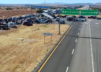 Productores de frijol mantienen bloqueo en Durango; autopista Durango-Gómez Palacio cerrada