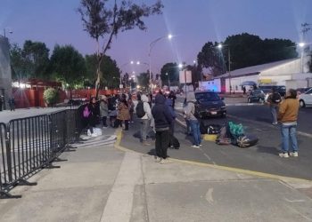 Maestros de la CNTE rodean la Cámara de Diputados