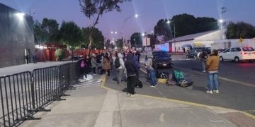 Maestros de la CNTE rodean la Cámara de Diputados