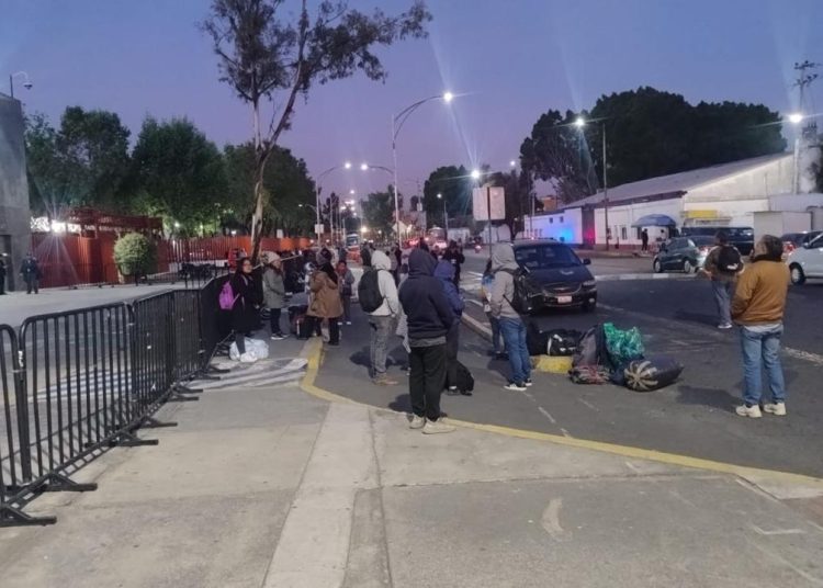 Integrantes de la CNTE bloquean accesos a la Cámara de Diputados