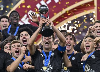 Players of Portugal celebrate with the trophy after the winning the FIFA U-17