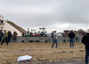 Productores bloquean la carretera federal 57 en Guanajuato pese a anuncio de no cerrar vías
