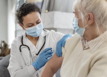 Especialistas exhortan a vacunar a adultos mayores ante riesgo de virus respiratorios en invierno