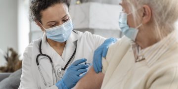 Especialistas exhortan a vacunar a adultos mayores ante riesgo de virus respiratorios en invierno