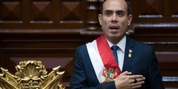 Presidente interino de Perú advierte posible ingreso a la Embajada de México para detener a Betssy Chávez