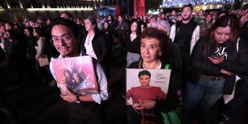 Miles llenan el Zócalo para homenajear a Juan Gabriel