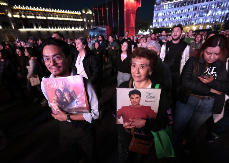 Proyección del concierto de Juan Gabriel en Bellas Artes emociona a los fans. EFE/José Méndez
