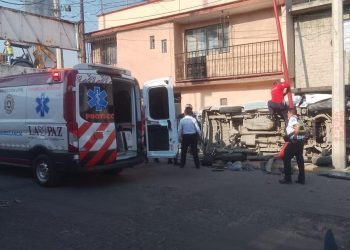 Volcadura de transporte público en Chalco deja dos muertos y nueve lesionados
