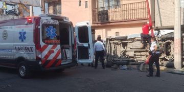 Volcadura de transporte público en Chalco deja dos muertos y nueve lesionados