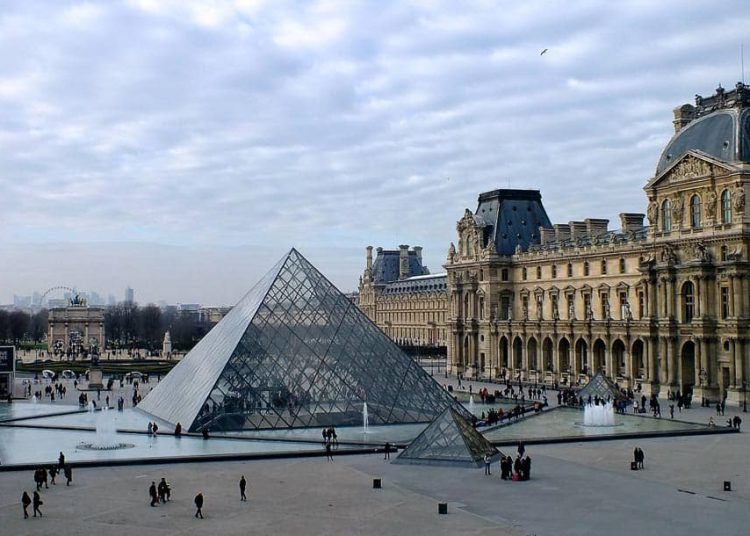 La Fiscalía de París confirma nuevas detenciones por el robo en el Museo del Louvre