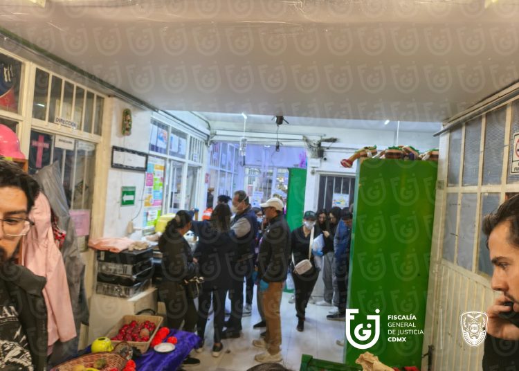 Agentes de la FGJCDMX durante los cateos en las sedes de la Fundación Casa de las Mercedes, donde se aseguraron documentos y equipo de cómputo
