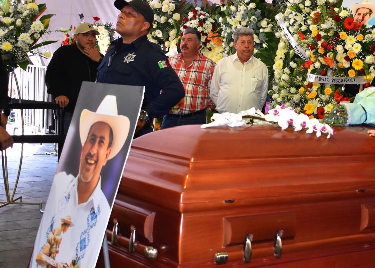 Jesús Escobar Tovar comenta sobre la inseguridad en Michoacán y la reacción de la población. EFE/ Marco Antonio Duarte