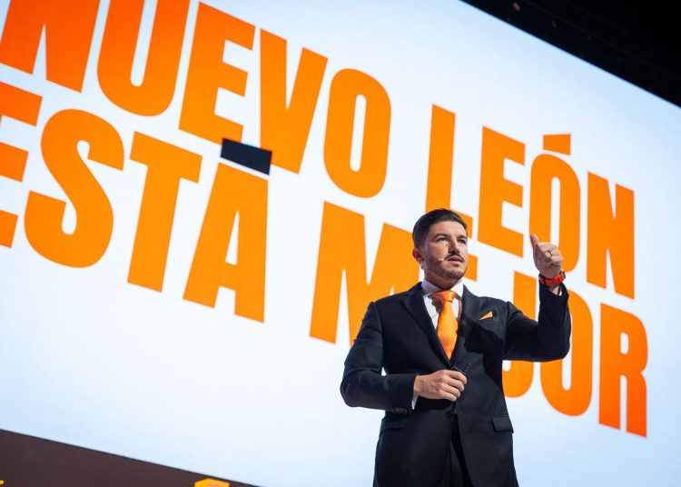 Samuel García durante su cuarto informe de gobierno, donde destacó inversión, obras públicas y programas sociales en Nuevo León