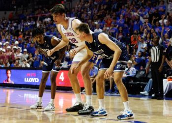 Rioux, de 2,36 metros, el basquetbolista más alto en la historia de la NCAA