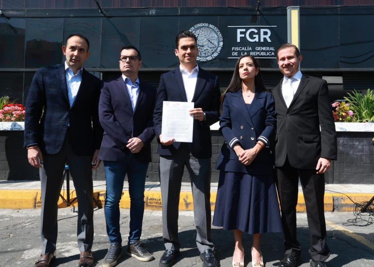 Líderes del PAN presentan denuncia ante la FGR por violencia en la marcha del 15-N