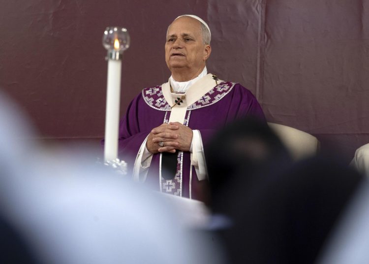 Fieles participan en la misa de Difuntos presidida por el papa León XIV en el cementerio del Verano. EFE/EPA/MASSIMO PERCOSSI