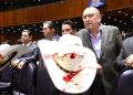 Sombreros ensangrentados cubren curules en diputados en reclamo de justicia por Carlos Manzo