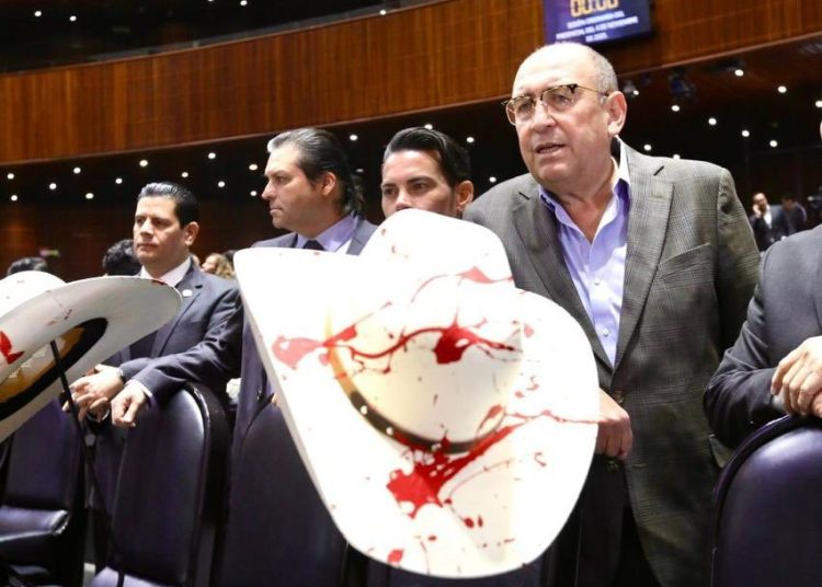 Movimiento del Sobrero coloca sombreros ensangrentados en las curules exigiendo justicia