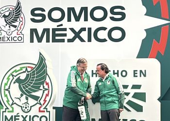 Marcelo Ebrard entrega distintivo Hecho en México a la Federación Mexicana de Futbol