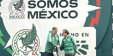 Marcelo Ebrard entrega distintivo Hecho en México a la Federación Mexicana de Futbol