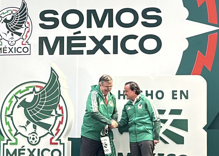 Marcelo Ebrard entrega distintivo Hecho en México a Mikel Arriola durante el evento 3 veces anfitriones