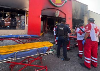Reportan delicadas de salud tres personas heridas en incendio en tienda comercial