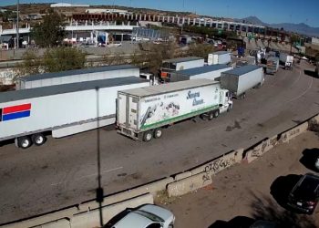 Productores mantienen cerrada garita de Nogales, Sonora