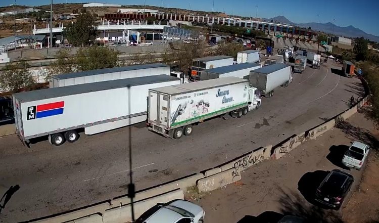 Agricultores de Sinaloa mantienen bloqueo en la garita Mariposa en demanda de precios justos