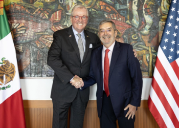 Juan Ramón de la Fuente y el gobernador de Nueva Jersey, Phil Murphy, dialogan sobre asuntos comerciales