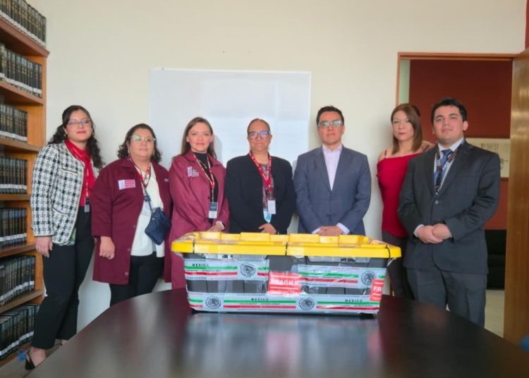 Personal del Archivo General de la Nación recibe el mapa histórico, consolidando el compromiso con la memoria histórica de México