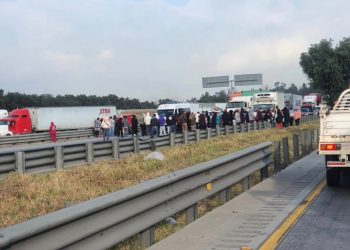 Transportistas ya bloquean la México-Querétaro
