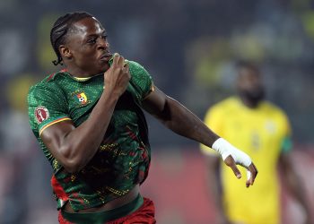 El estreno goleador con su selección del delantero del Levante Karl Etta Eyong terminó por dar el triunfo ante Gabón a Camerún (1-0), en el arranque