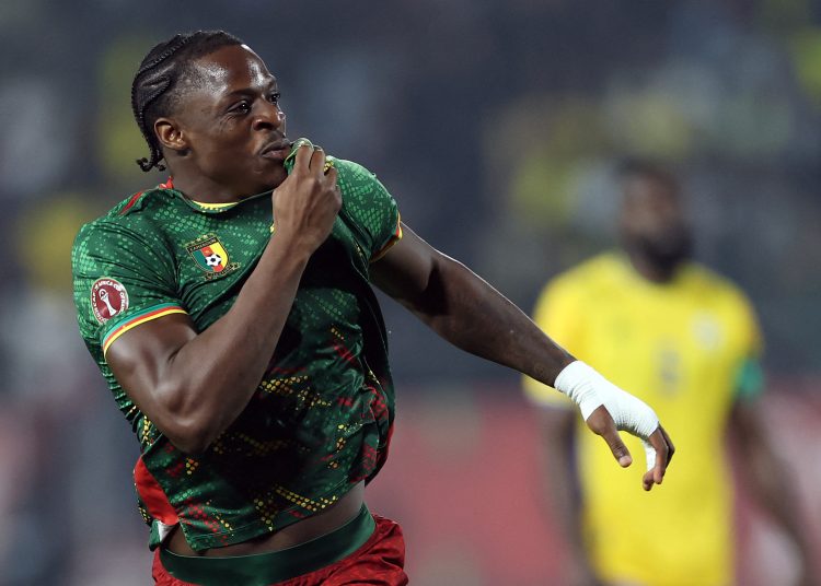 El estreno goleador con su selección del delantero del Levante Karl Etta Eyong terminó por dar el triunfo ante Gabón a Camerún (1-0), en el arranque
