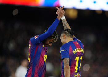 El delantero brasileño del FC Barcelona Raphinha (d) celebra su segundo gol ante el Osasuna