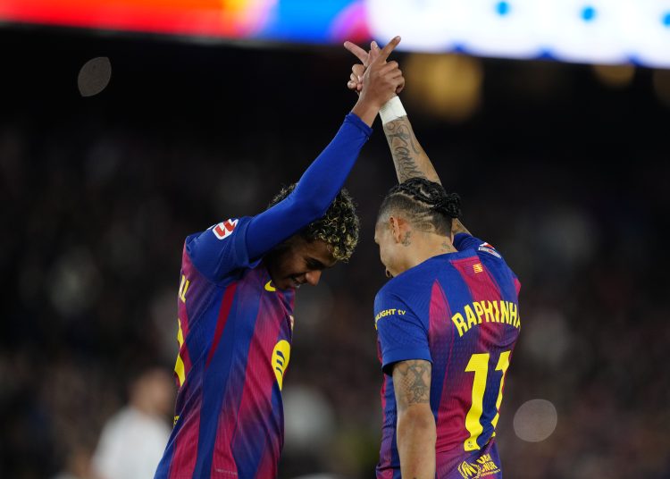 El delantero brasileño del FC Barcelona Raphinha (d) celebra su segundo gol ante el Osasuna