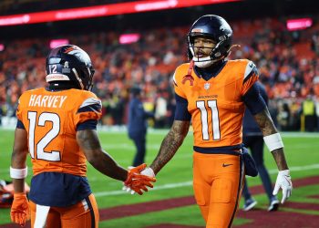 Los Denver Broncos derrotaron este domingo en tiempo extra por 26-27