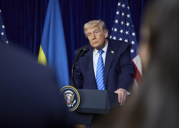 Trump mantiene llamada "positiva" con Putin tras reunirse con Zelenski en Mar-a-Lago | FOTO EFE